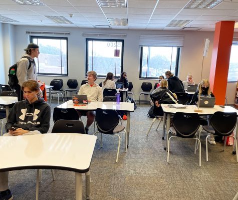 Students working in the LRC during an early release period. Some are wearing masks, while others choose to go mask-less. 