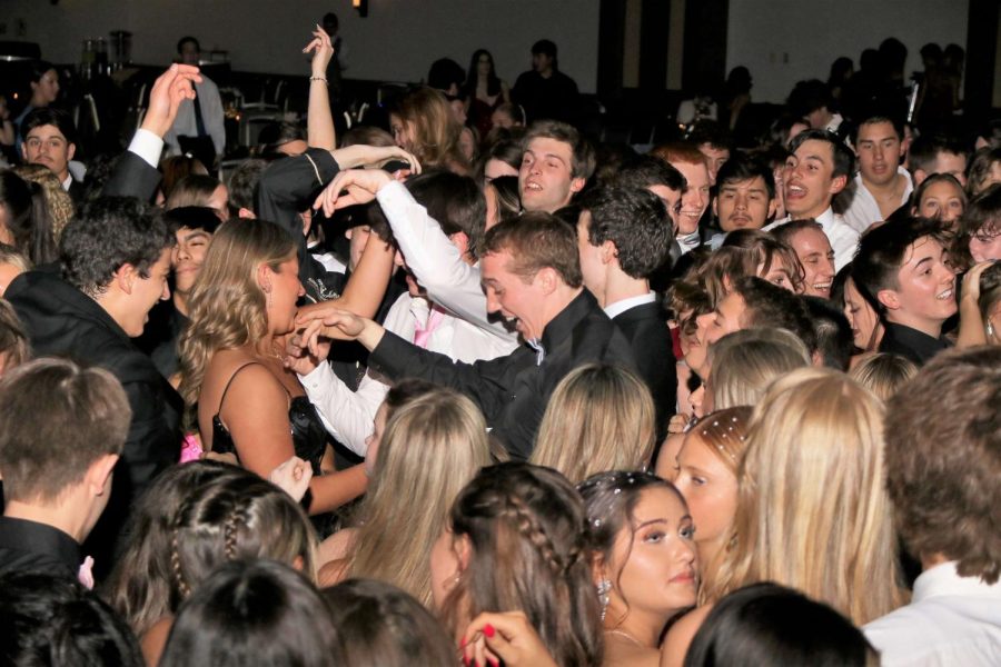 The+Prom+dance+floor+was+crowded+during+this+year%E2%80%99s+event+held+at+the+Oak+Brook+Hills+Resort+on+April+29.Photo+courtesy+of+St.+Charles+East+Photo+Gallery%2FFlickr