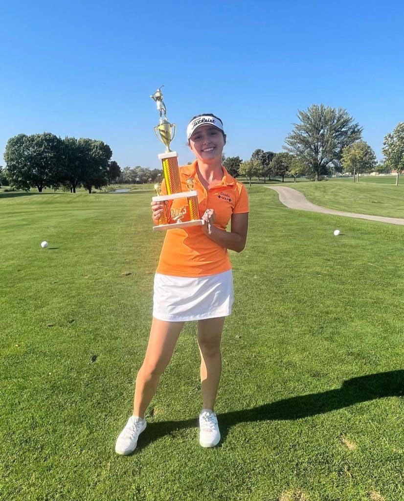 Manuela Ramirez poses with trophy after winning tournament. Photo courtesy of @stce.girlsgolf on Instagram.