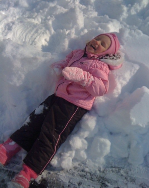 Senior Ellen Jahoda's first time in the snow. Photo by Elizabeth Jahoda.